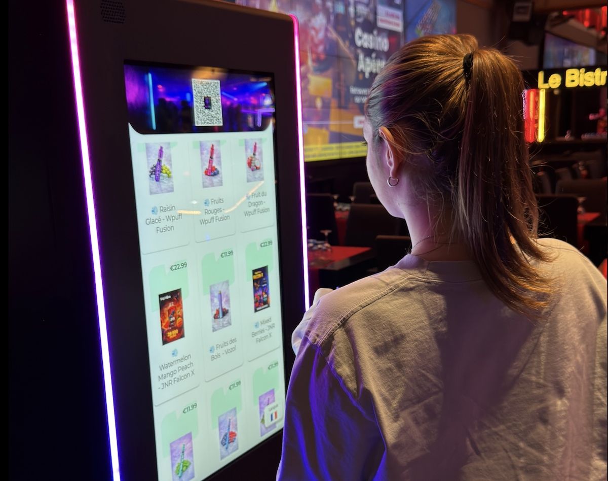 Cliente utilisant le distributeur Elvior dans un bar